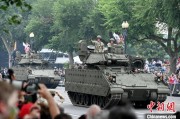 事业腾飞美国纪念陆军成立250周年阅兵仪式在华盛顿举行
